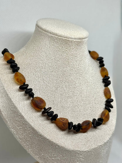Ruwe Barnsteen Ketting - Cognac & Zwart (45 cm)