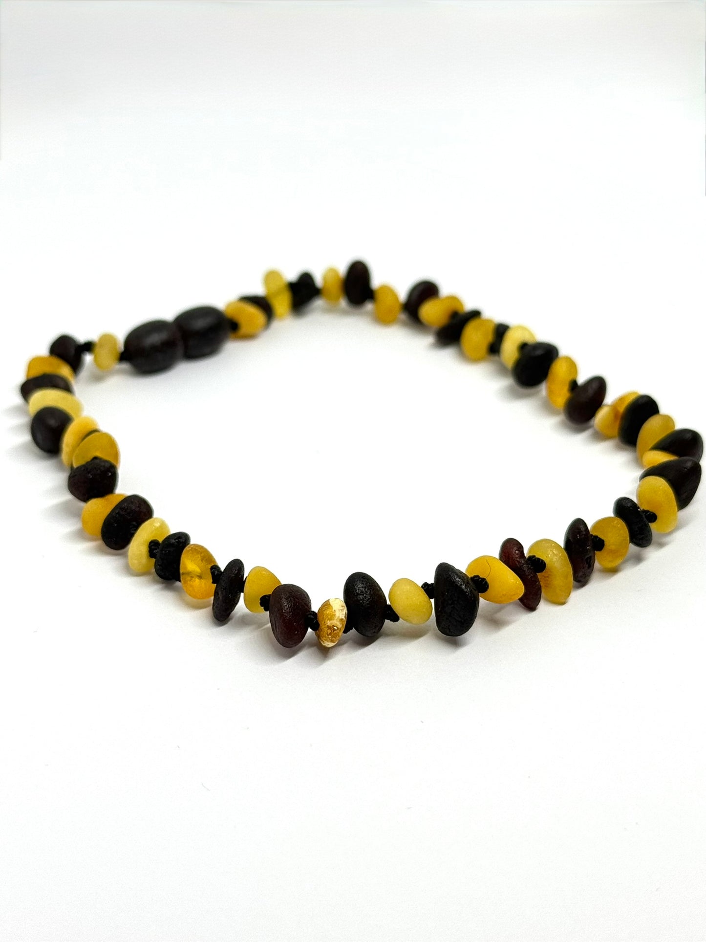 Ruwe Barnsteen Enkelband  - Boter & Zwart (26 cm)